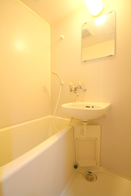 バス・シャワールーム　清潔感のあるバスルーム。