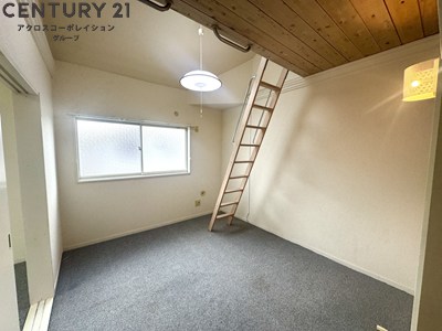 居室・リビング　広いロフト付きで、収納スペースとしても使えます。