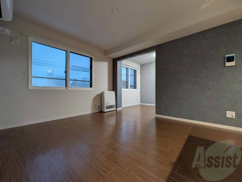 居室・リビング　アクセントクロスがお洒落なお部屋になっています！