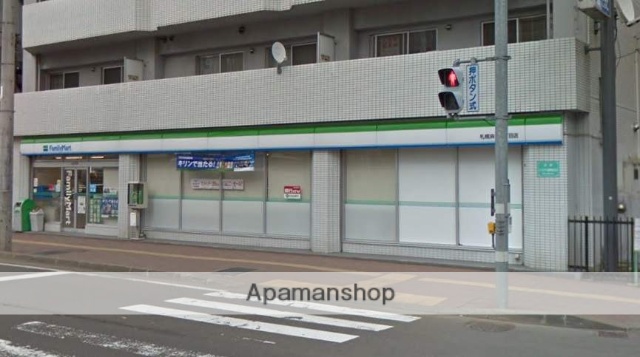 コンビニ　ファミリーマート（コンビニ）まで429m