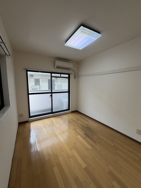 居室・リビング　約５．７畳洋室