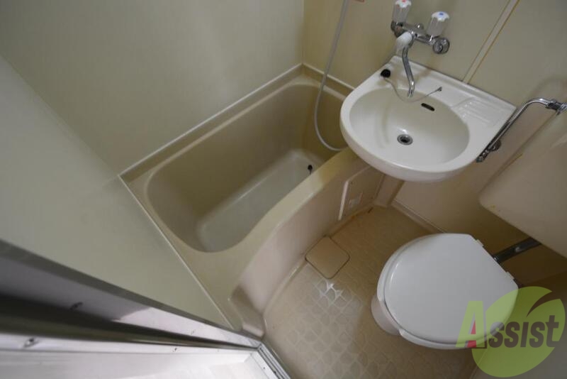 バス・シャワールーム　ユニットタイプのお風呂が入ってます。