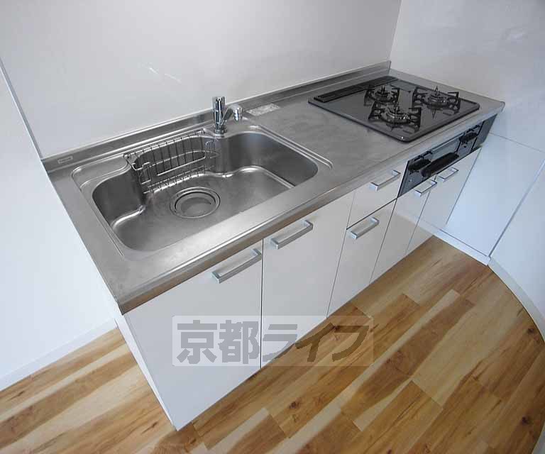 キッチン　真っ白なシステムキッチン入ってます