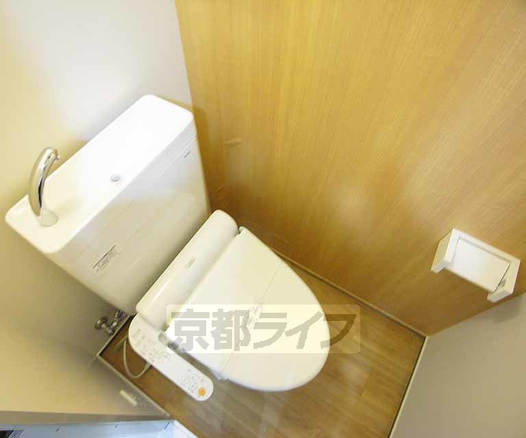 トイレ　木目調のトイレスペース