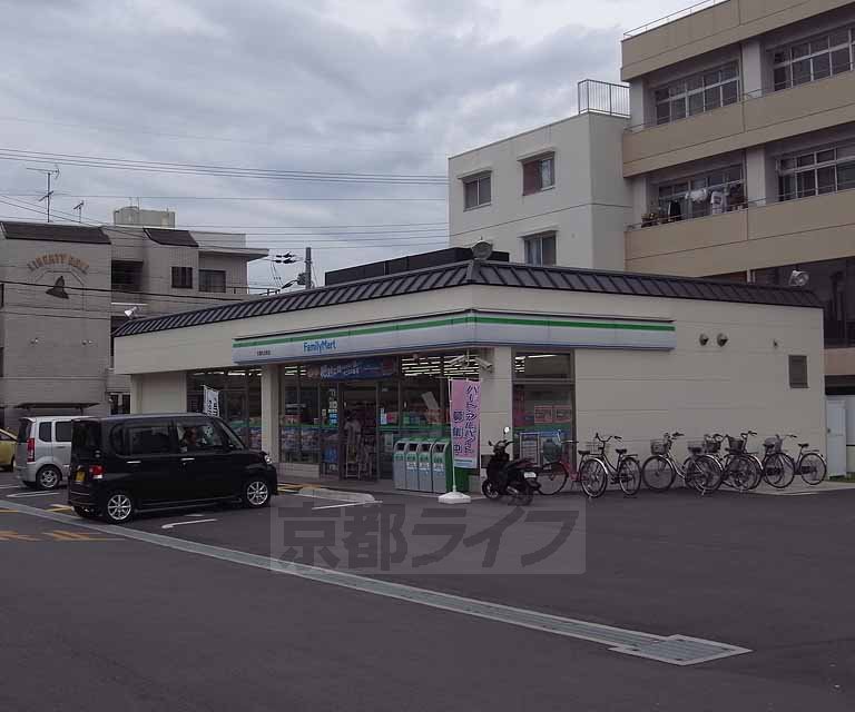 コンビニ　ファミリーマート太秦丸太町店（コンビニ）まで17m