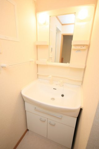 洗面設備　清潔感のある洗面所