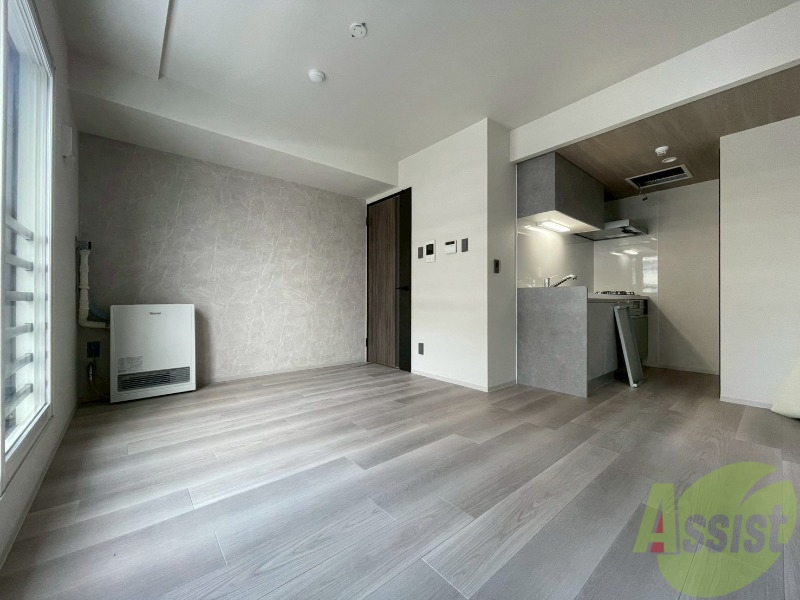 居室・リビング　木目のフローリングは落ち着きのある印象のお部屋になりますね。