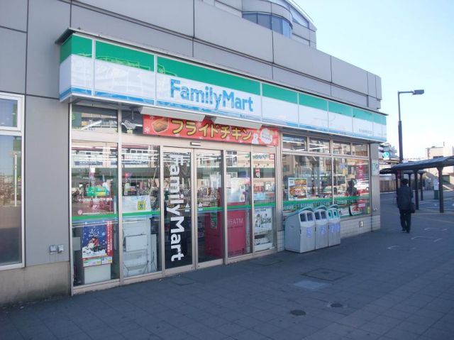 コンビニ　ファミリーマート（コンビニ）まで600m