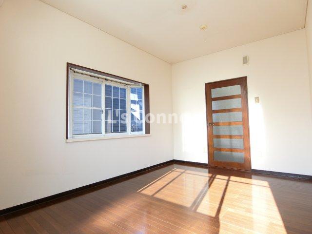 居室・リビング　角部屋で２面に窓があります。