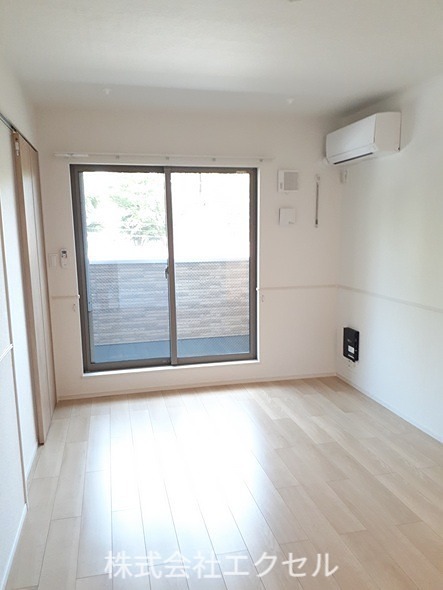 居室・リビング　エアコン完備で日当たり良好です。