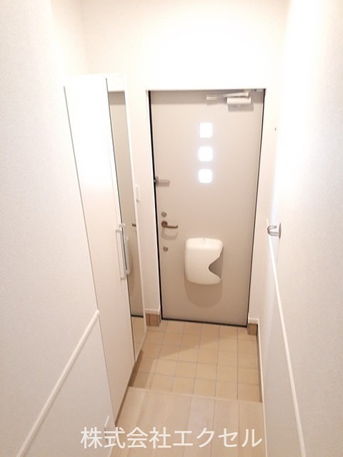 玄関　シューズBOX完備の玄関です。