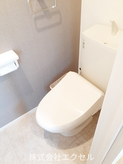 トイレ　温水洗浄便座です。