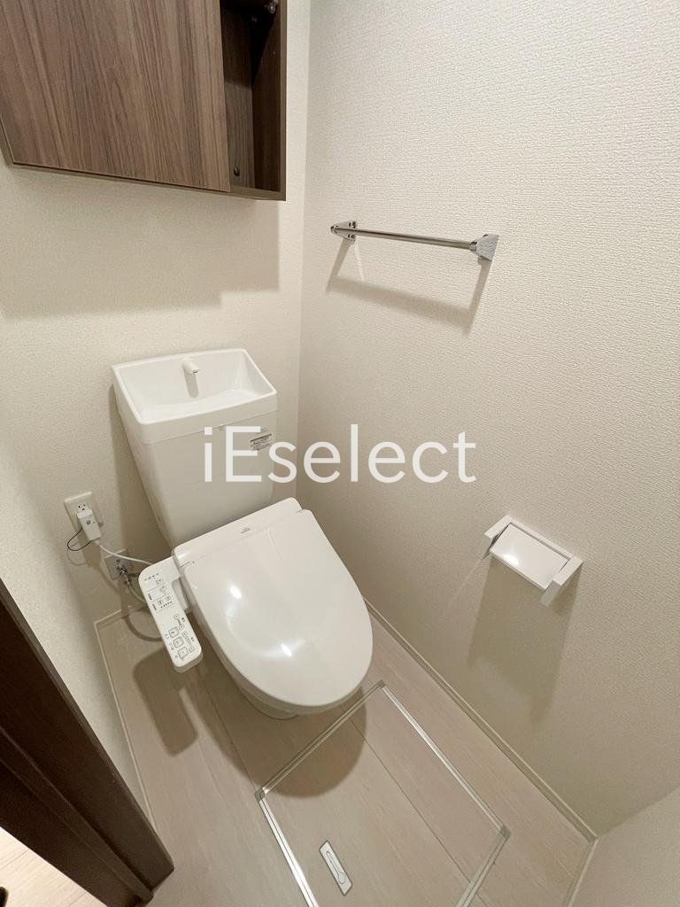 トイレ　温水洗浄便座付きのトイレです?