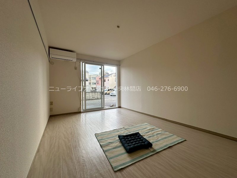 居室・リビング　8.1帖の広めの洋室になります。