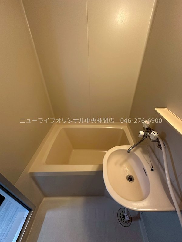 洗面設備　コンパクトなユニットバスで手の届く範囲に小物を置けます。