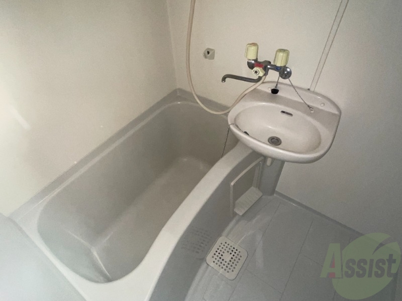 バス・シャワールーム　広々とした浴槽スペースでストレスなく利用出来そうですね。