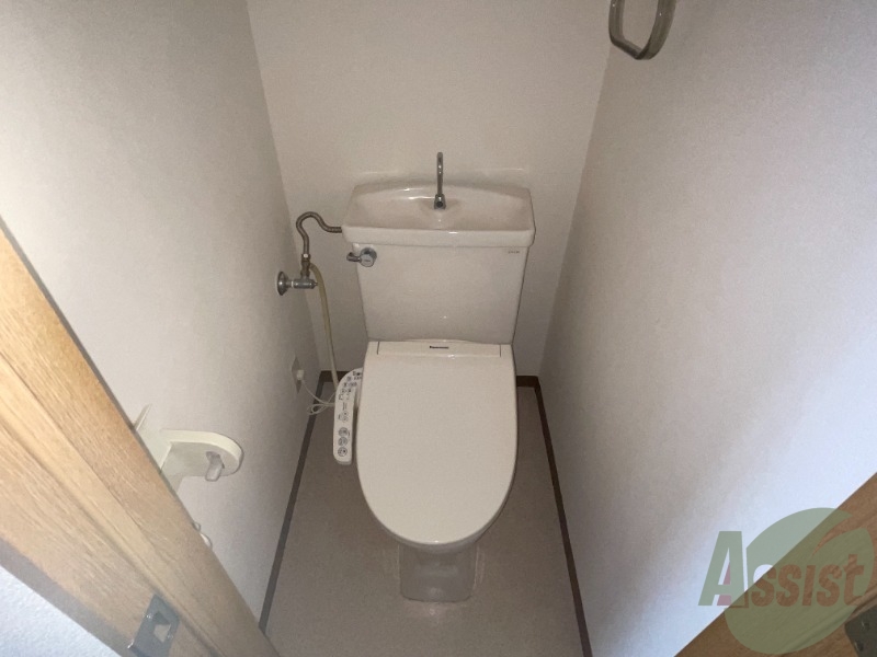 トイレ　温水洗浄便座付きのトイレは、使用しやすそうですね。