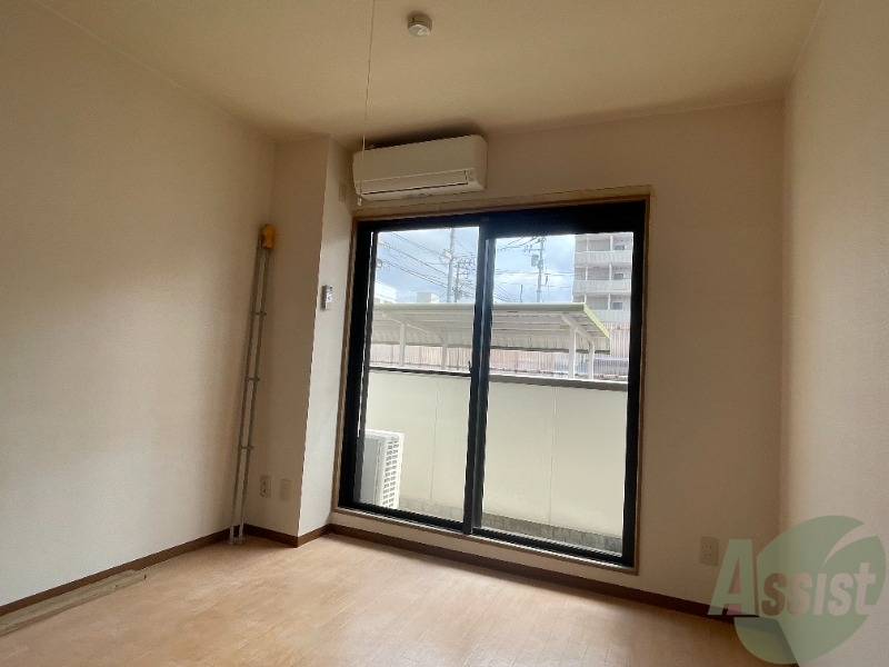 その他部屋・スペース　収納スペースもあり、広々とした寝室スペースだと思います。