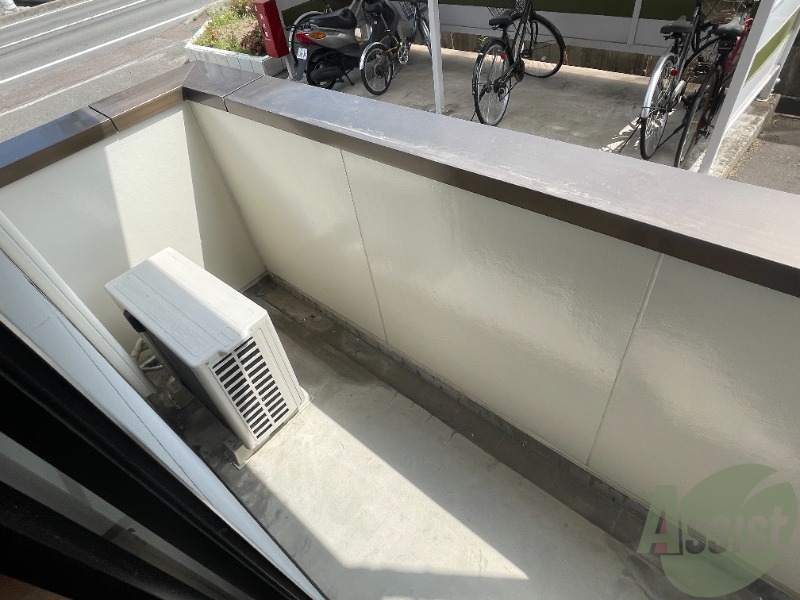 バルコニー　バルコニースペースも広く、洗濯物も問題なく干せそうですね。