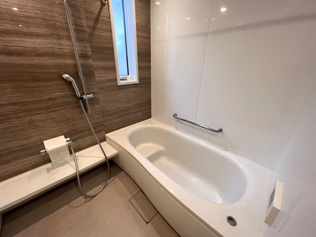 バス・シャワールーム　浴室乾燥機、追焚き機能付きのバス