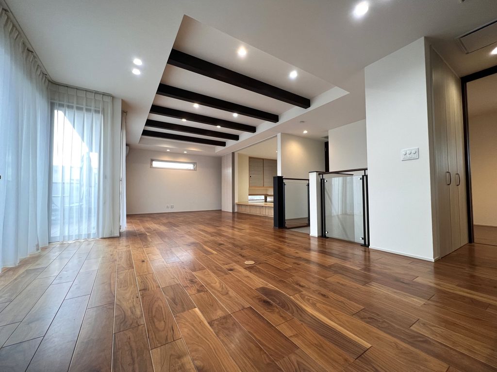 居室・リビング　リビングダイニングキッチン　約３３．６帖。床暖房あり