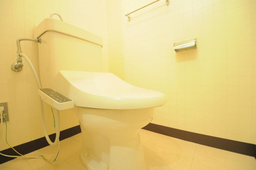 トイレ　温水洗浄便座付き