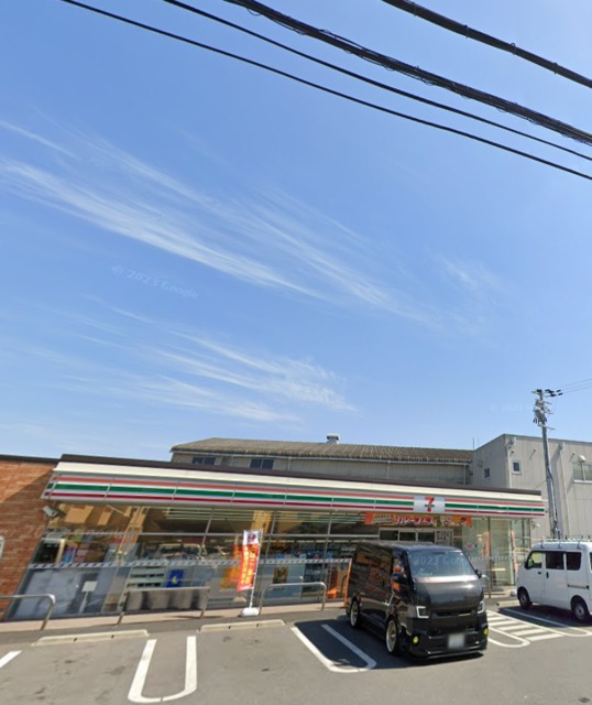 コンビニ　セブンイレブン八尾相生町2丁目店、なんでも揃う（コンビニ）まで932m