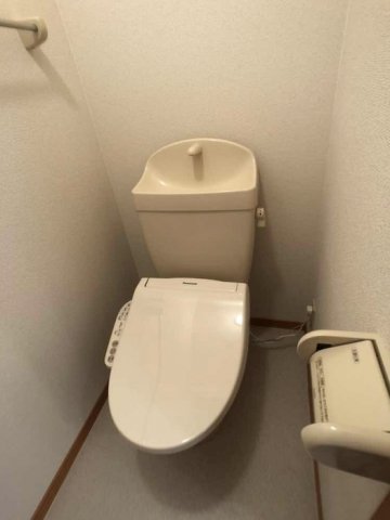 トイレ　落ち着いた色調のトイレです
