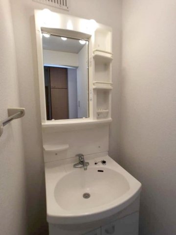 洗面設備　独立洗面台あり、毎朝おしゃれに忙しい女性の方におすすめです