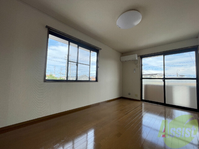 その他部屋・スペース　寝室には窓があるので、朝の目覚めが良さそうです。