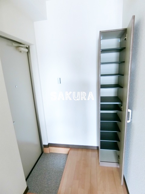 玄関　収納豊富なシューズボックスです♪