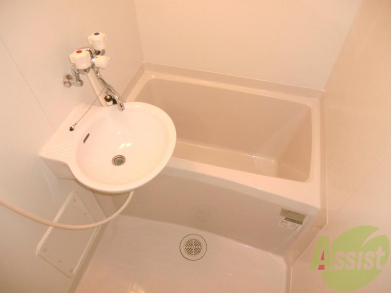 バス・シャワールーム　同タイプ物件の為、形状や間取寸法、色調等が実際とは異なります