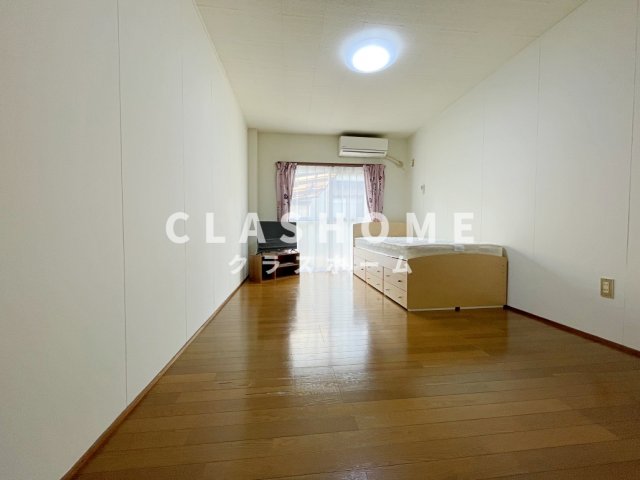 居室・リビング　同物件の別部屋になります。