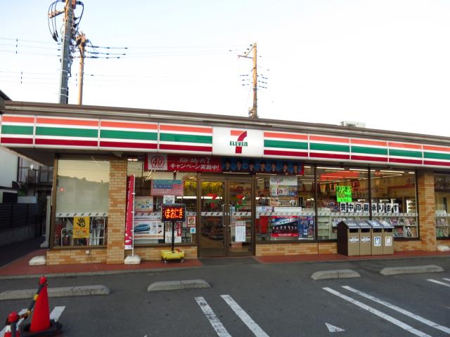 コンビニ　セブンイレブン（コンビニ）まで585m