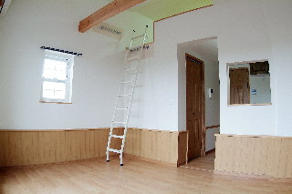 居室・リビング　収納もキッチン横にあります