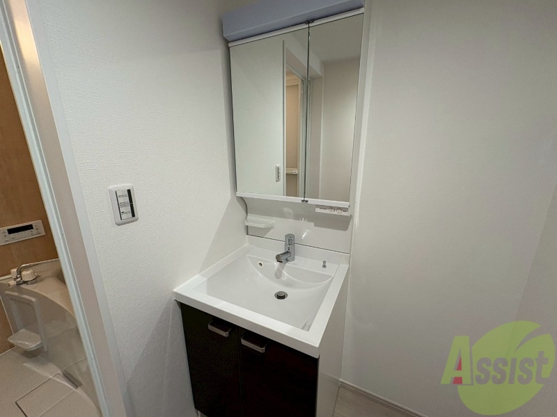 洗面設備　三面鏡になっているので、鏡を広く使えます。