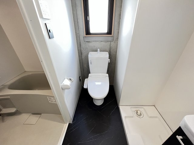 トイレ　落ち着いた色調のトイレです