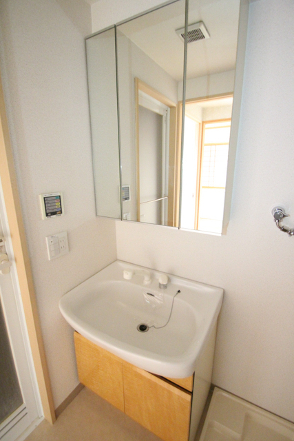 バス・シャワールーム　三面鏡のシャンプードレッサー