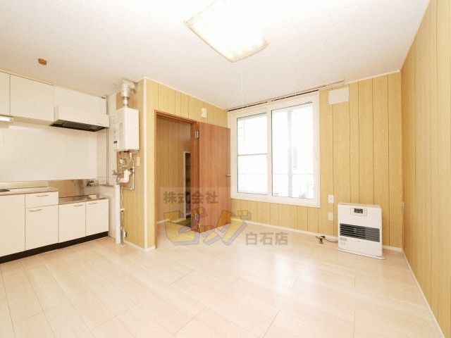 居室・リビング　１３帖を超える広さのリビングです♪