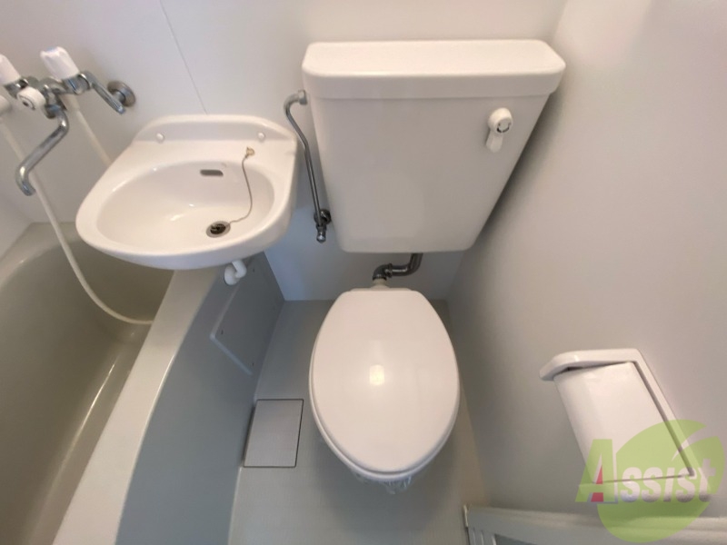 トイレ　トイレです。ユニットバスになってますのでコンパクト。