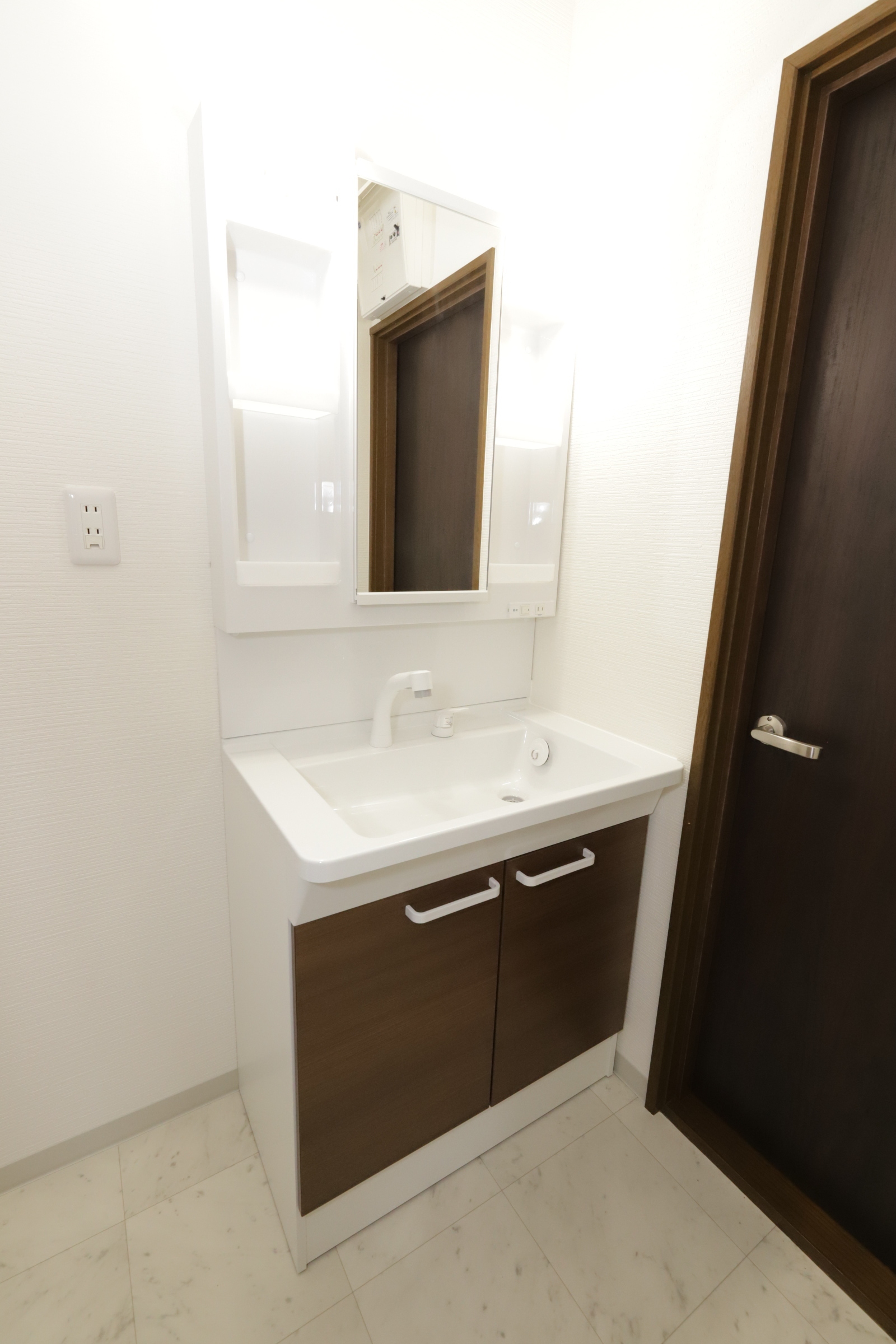 洗面設備　シャンプードレッサータイプの独立洗面台！