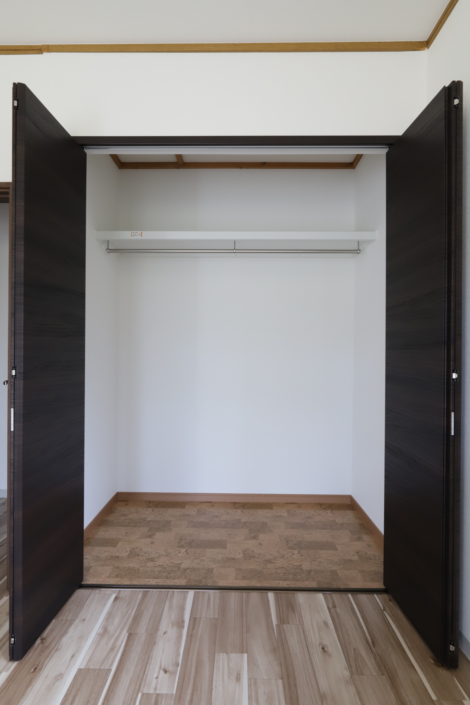 収納　コルク調の床がおしゃれです！ クローゼットタイプで使いや…