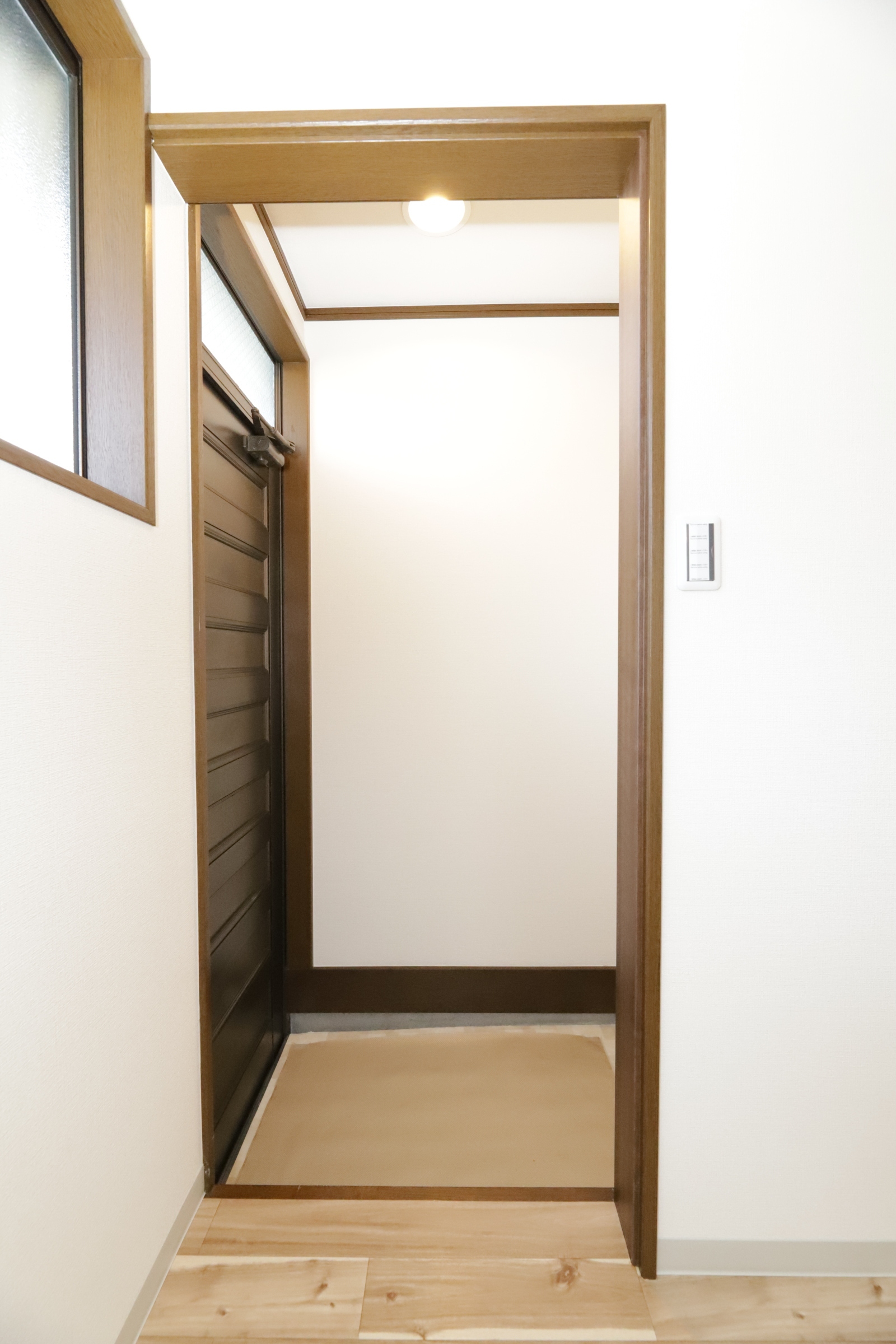 玄関　玄関に照明があるのが嬉しいポイントです！