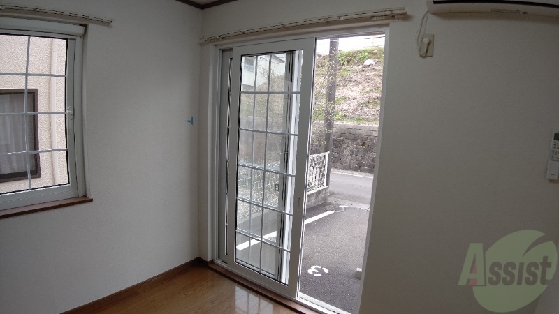 バルコニー　テラスになります。洗濯物を干すスペースもありそうですね。