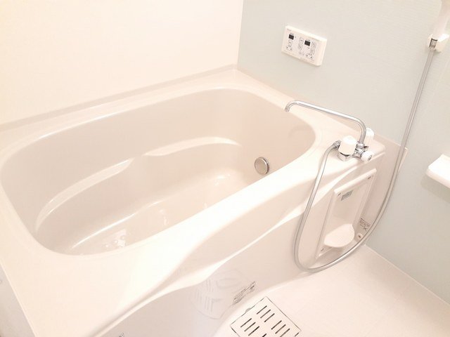 バス・シャワールーム　コンパクトで使いやすいお風呂です