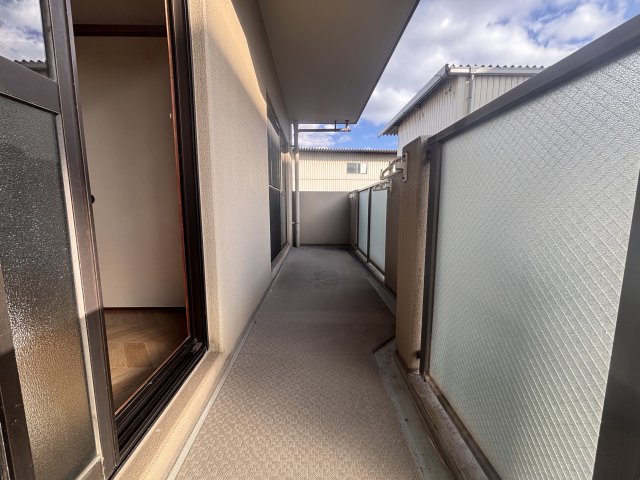 バルコニー　日当たりがいいので洗濯物が楽になります。