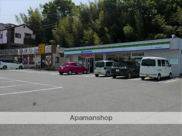 コンビニ　ファミリーマート（コンビニ）まで749m