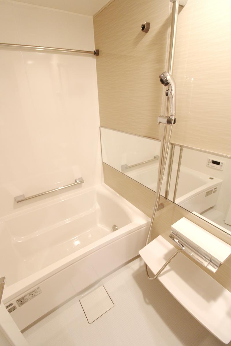 バス・シャワールーム　落ち着いた空間のお風呂です