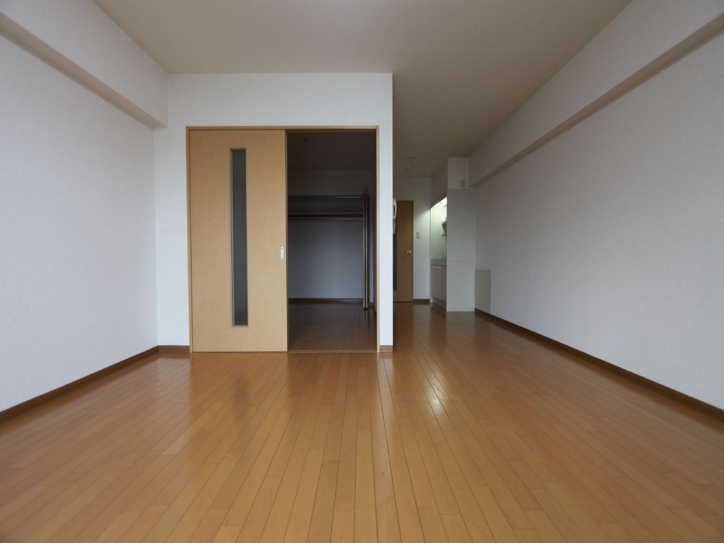 居室・リビング　ＬＤＫ12帖　洋室4帖　つなげても仕切っても使えます