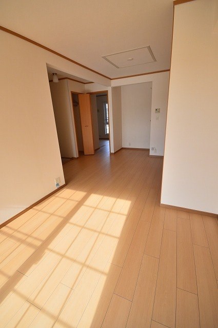 居室・リビング　写真は別号室です。